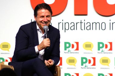 Modena, İtalya, 8 Eylül 2020 - Giuseppe Conte, İtalya Cumhuriyeti başbakanı, Demokrat Parti 'nin bir etkinliğinde halka açık röportaj