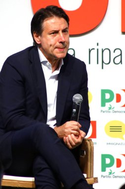 Modena, İtalya, 8 Eylül 2020 - Giuseppe Conte, İtalya Cumhuriyeti başbakanı, Demokrat Parti 'nin bir etkinliğinde halka açık röportaj