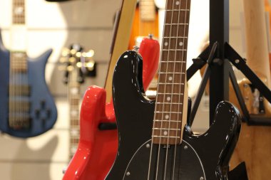 Bir müzik aletleri dükkanında elektro gitarlar.