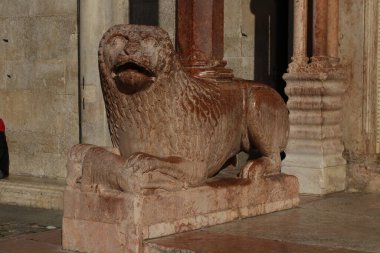 Modena, antik aslan heykeli, katedral mimari ayrıntılar, Roma tarzı, İtalya, Unesco dünya mirası