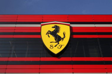 Maranello, Modena, İtalya, Şubat 2021 - Formula 1 Ferrari takımının logosu yeni endüstriyel santralde