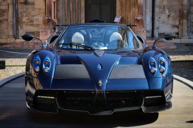 MODENA, İtalya, Temmuz 12021 - Motor Vadisi Festivali sergisi, Pagani Huayra Tricolore süper arabası, ön taraf detayı