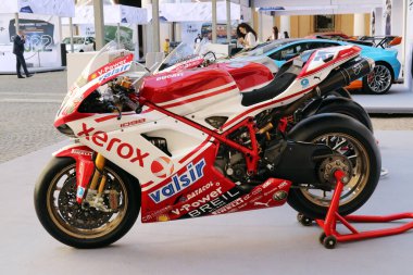 Modena, İtalya, Temmuz 12021 - Ducati yarışması 1098R motosiklet, Motor Vadisi Sergisi