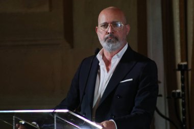 Modena, İtalya, Temmuz 12021 - Stefano Bonaccini, Emilia Romagna bölge başkanı, Motor Vadisi sunum konferansı, Accademia Militare