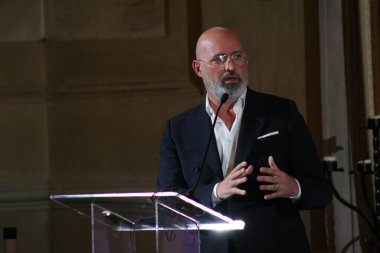 Modena, İtalya, Temmuz 12021 - Stefano Bonaccini, Emilia Romagna bölge başkanı, Motor Vadisi sunum konferansı, Accademia Militare