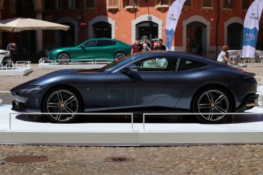 Modena, İtalya, Temmuz 12021 - Ferrari Roma spor arabası, Motor Vadisi Sergisi
