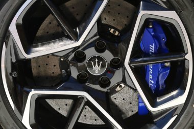 MODENA, İtalya, Temmuz 12021 - Motor Vadisi Festivali sergisi, Maserati MC20 tekerlek ayrıntıları