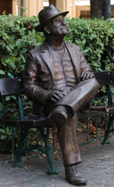 Bologna, İtalya, 28 Ağustos 2021 - Bologna şehrinden İtalyan şarkıcı Lucio Dalla 'nın heykeli