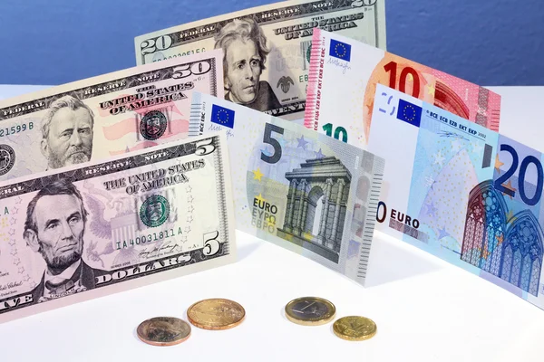 Euró és a dollár-bankjegyek és -érmék — Stock Fotó