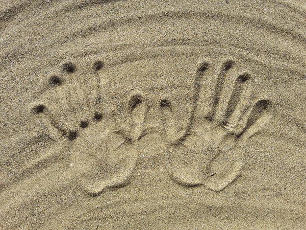 Ręce na piasku — Zdjęcie stockowe