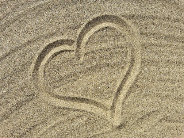 ビーチの愛と心のシンボルを描く — ストック写真