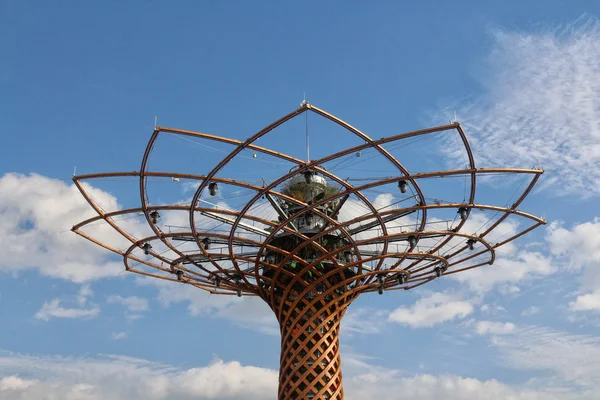 MILÃO, - SETEMBRO 19, 2015: Árvore da fonte da torre da vida, exposição mundial Expo 2015 . — Fotografia de Stock