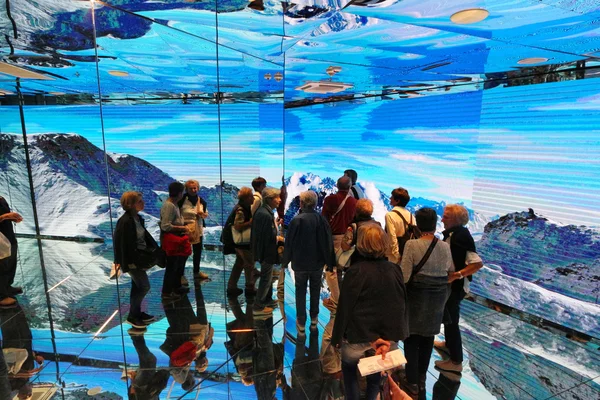 MILÃO, - SETEMBRO 19, 2015: pavilhão italiano, sala de espelhos, exposição mundial Expo 2015 . — Fotografia de Stock