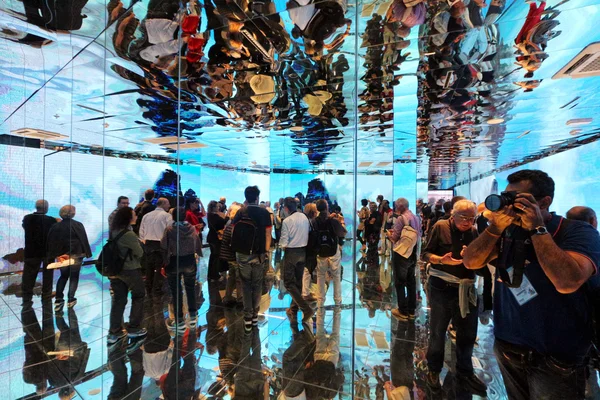 MILÃO, - SETEMBRO 19, 2015: pavilhão italiano, sala de espelhos, exposição mundial Expo 2015 . — Fotografia de Stock