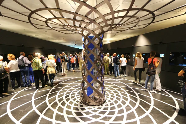 米兰-2015 年 9 月 19 日: 生命之树塔喷泉、 世界展览 2015 年世博会. — 图库照片
