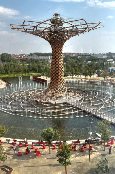 MILAN, - SEPTEMBER 19, 2015: Tree of life tower fountain, world exhibition Expo 2015. — Stock Photo, Image