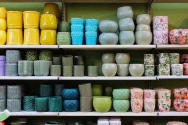 Mobilya mağazasında sergilenen renkli seramik vazolar