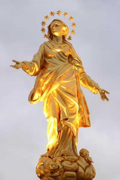 Virgen María estatua de oro de la catedral de Milán, Italia — Foto de Stock