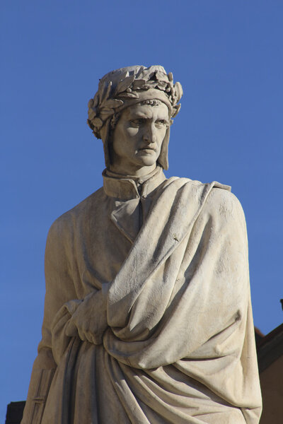 FIRENZE - 20 ноября 2015 года: Памятник Данте Алигьери, туристическое место мирового наследия
