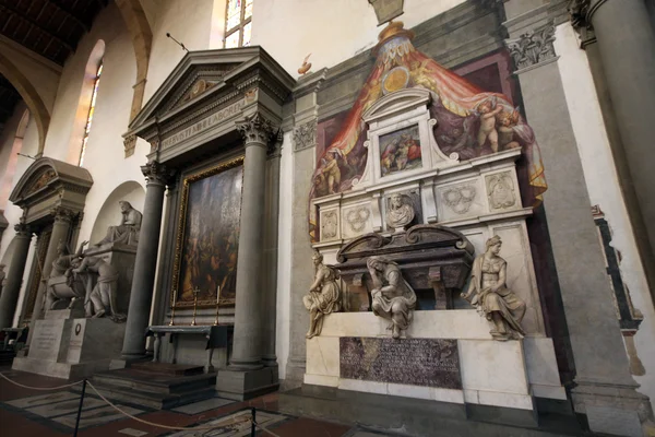 FLORENCIA, ITALIA - NOVIEMBRE, 2015: Tumba de Miguel Ángel Buonarroti, detalle, Catedral de Santa Croce — Foto de Stock