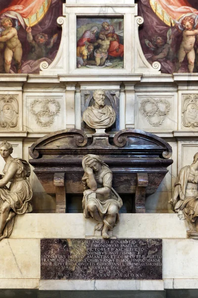 FLORENCE, ITALIE - NOVEMBRE 2015 : Tombeau de Michel-Ange Buonarroti, détail, Cathédrale de Santa Croce — Photo