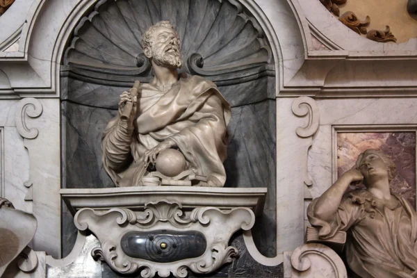 Florens, Italien - November, 2015: Tomb av Galileo Galilei, detalj, Santa Croce katedralen — Stockfoto