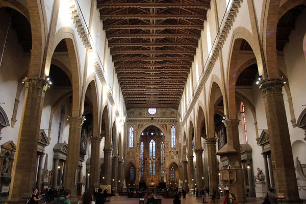 フィレンツェ, イタリア - 2015 年 11 月: サンタ ・ クローチェ聖堂内部、世界遺産 — ストック写真