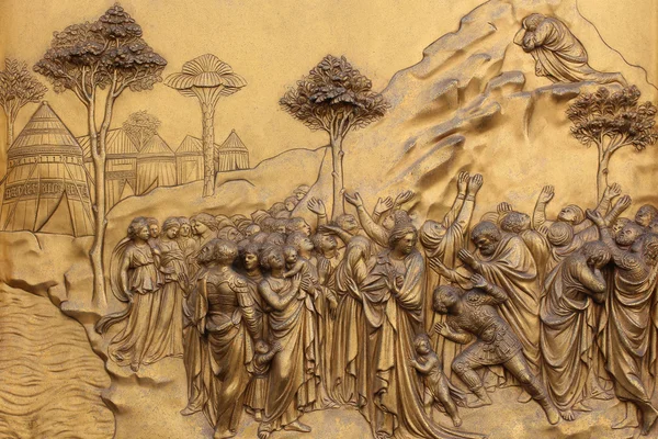 ИТАЛИЯ - НОЯБРЬ, 2015: бронзовые двери крещения во Флоренции, всемирное наследие — стоковое фото
