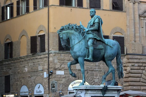 Florencie, Itálie - listopad, 2015: Equestrian bronzová socha Cosimo de Medici, například náměstí Signoria — Stock fotografie