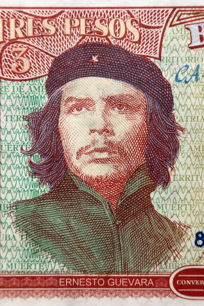 CUBA - APPROXIMATAMENTE 1995: Ernesto Guevara retrato en 3 Pesos 1995 Billete de Cuba —  Fotos de Stock