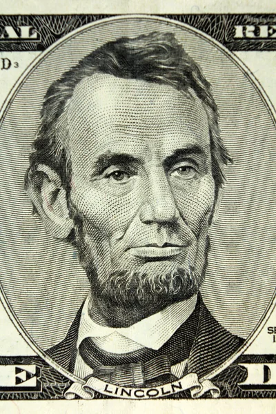 ESTADOS UNIDOS DE AMÉRICA - APROXIMATAMENTE 1999: Retrato de Abraham Lincoln en billetes de 5 dólares 1999 de Estados Unidos — Foto de Stock