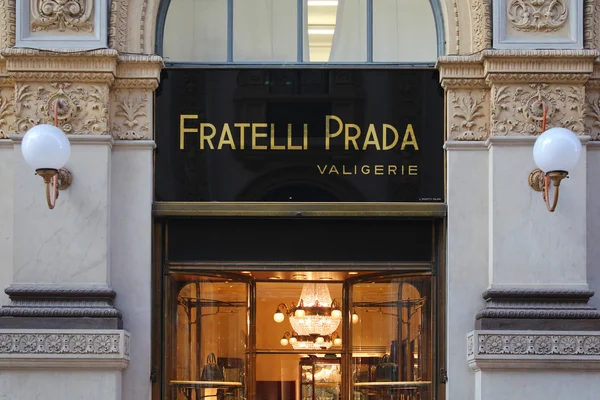 Mailand, Italien - Dezember 2015: brothers prada store, vittorio emanuele ii gallery, historischer Unterricht — Stockfoto