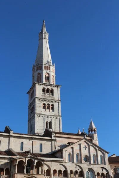 Modena, Italien - 10 januari 2016: Ghirlandina klocktornet och Modena katedralen, världsarv — Stockfoto