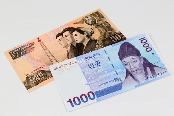 Банкноты КНДР и Южной Кореи — стоковое фото