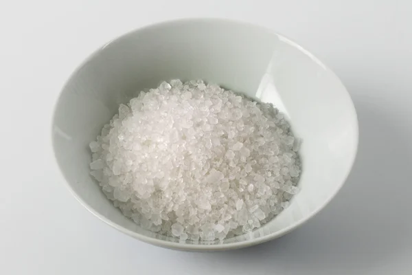 Sal blanca en la taza, condimento de alimentos — Foto de Stock