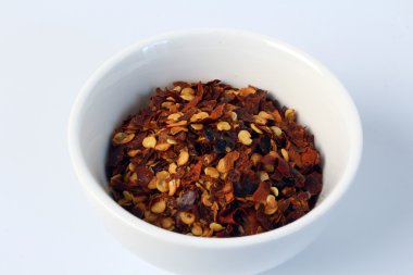 Beyaz Kupası'nda kırmızı kurutulmuş biber baharat gıda