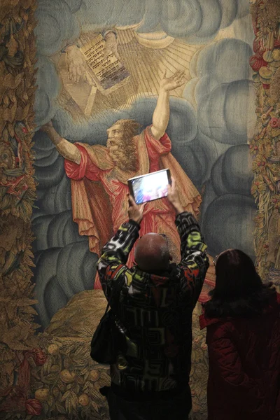 MILÃO, ITÁLIA, JANEIRO 2016 - moses tapeçaria no museu da catedral e touri — Fotografia de Stock