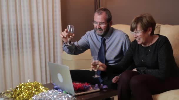 夫妻二人与家人一起举行视频会议 共同庆祝圣诞节和新年 社交隔离期间的视频通话 — 图库视频影像