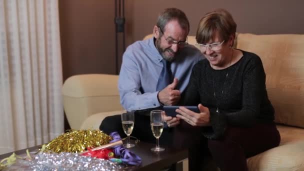 老两口在家里通过视频通话与家人交谈 圣诞和新年观念中的社会疏远 — 图库视频影像