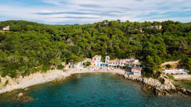 Calella de Palafrugell, geleneksel beyaz boyalı balıkçı köyü ve Kosta Brava, Katalonya, İspanya 'da popüler bir seyahat ve tatil beldesi.
