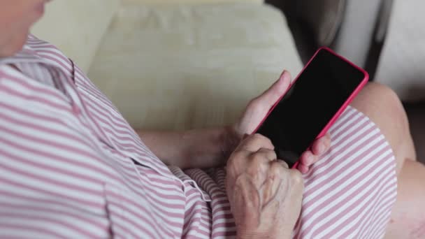 Close-up van oudere vrouwen met behulp van smart phone — Stockvideo