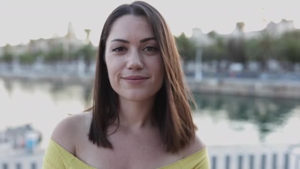 Portræt af ung glad spansktalende kvinde poserende og ser til kamera på gaden – Stock-video