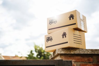 Özel bir evin giriş duvarındaki paket ve teslimat kutuları küçük işletmeler, online alışveriş ve teslimat hizmeti konsepti.