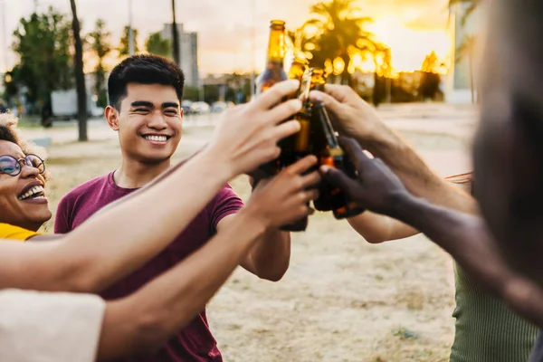 Amigos multirraciales celebrando y brindando cervezas en fiesta en la playa —  Fotos de Stock