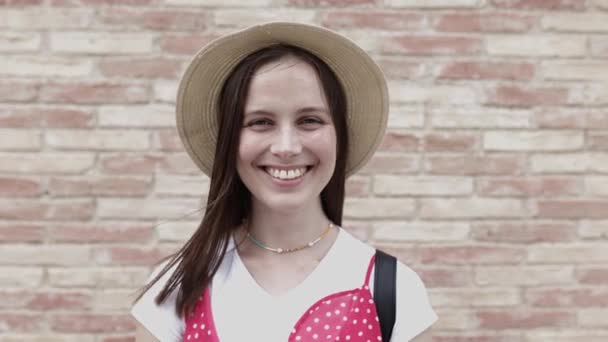 Retrato da jovem mulher na moda sorrindo enquanto olha para a câmera — Vídeo de Stock