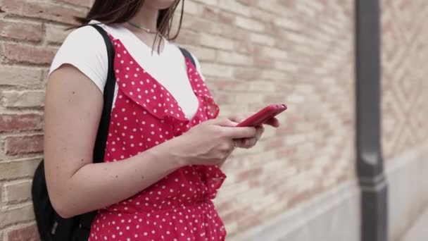 Vue latérale femme utilisant un téléphone intelligent dans la rue — Video