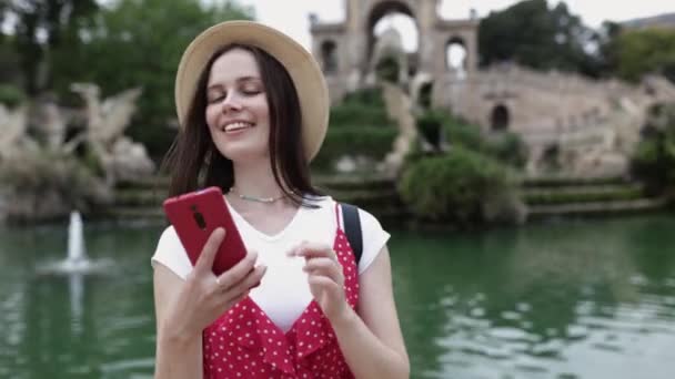 Feliz millennial turista mujer tomando selfie con teléfono inteligente en Barcelona — Vídeos de Stock