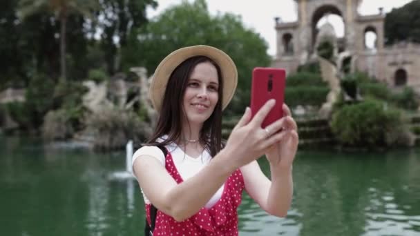 バルセロナ,スペインのスマートフォンで自慰行為をする幸せな若い観光客の女性 — ストック動画