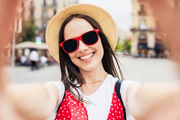 Gelukkig jong vrouw maken selfie met smart phone in de stad straat — Stockfoto