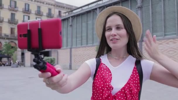 Gülümseyen genç kadın turist seyahat vlog 'u için içerik kaydediyor. — Stok video